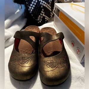 New Orthoheel Maryjane Slip Ons with floral stitching size 10